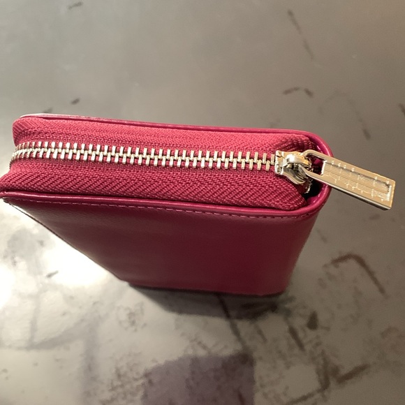 Fushia zippered card wallet. - Picture 2 of 4